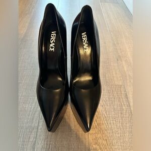 VERSACE platform heels / wedges, black leather. Brand new, never worn! Size 39.